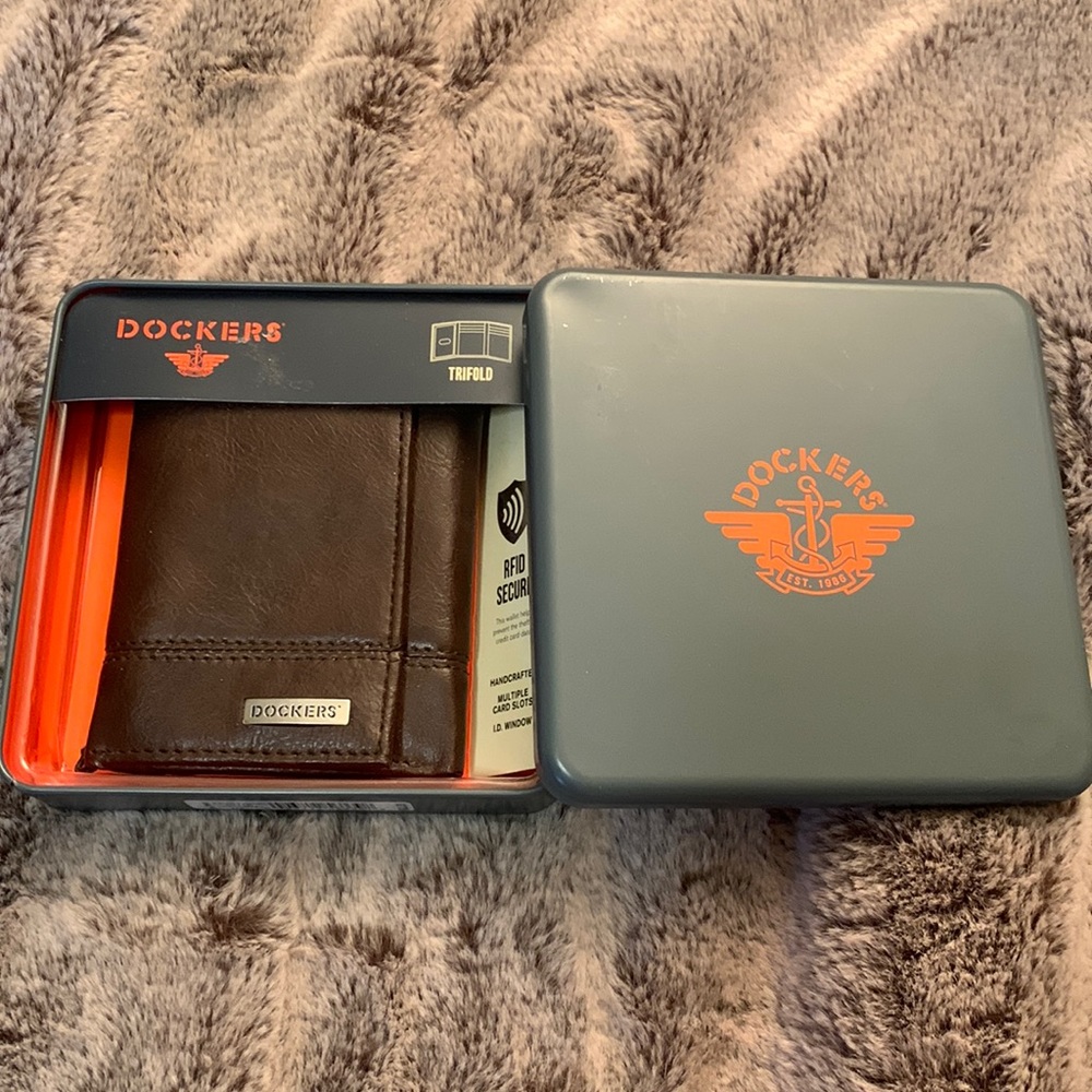 Dockers trifold wallet